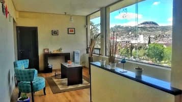 Televisión de pantalla plana, libros y estéreo