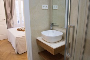 Standard Apartment | Bathroom - Apartamentos Alaia (Bilbao)
