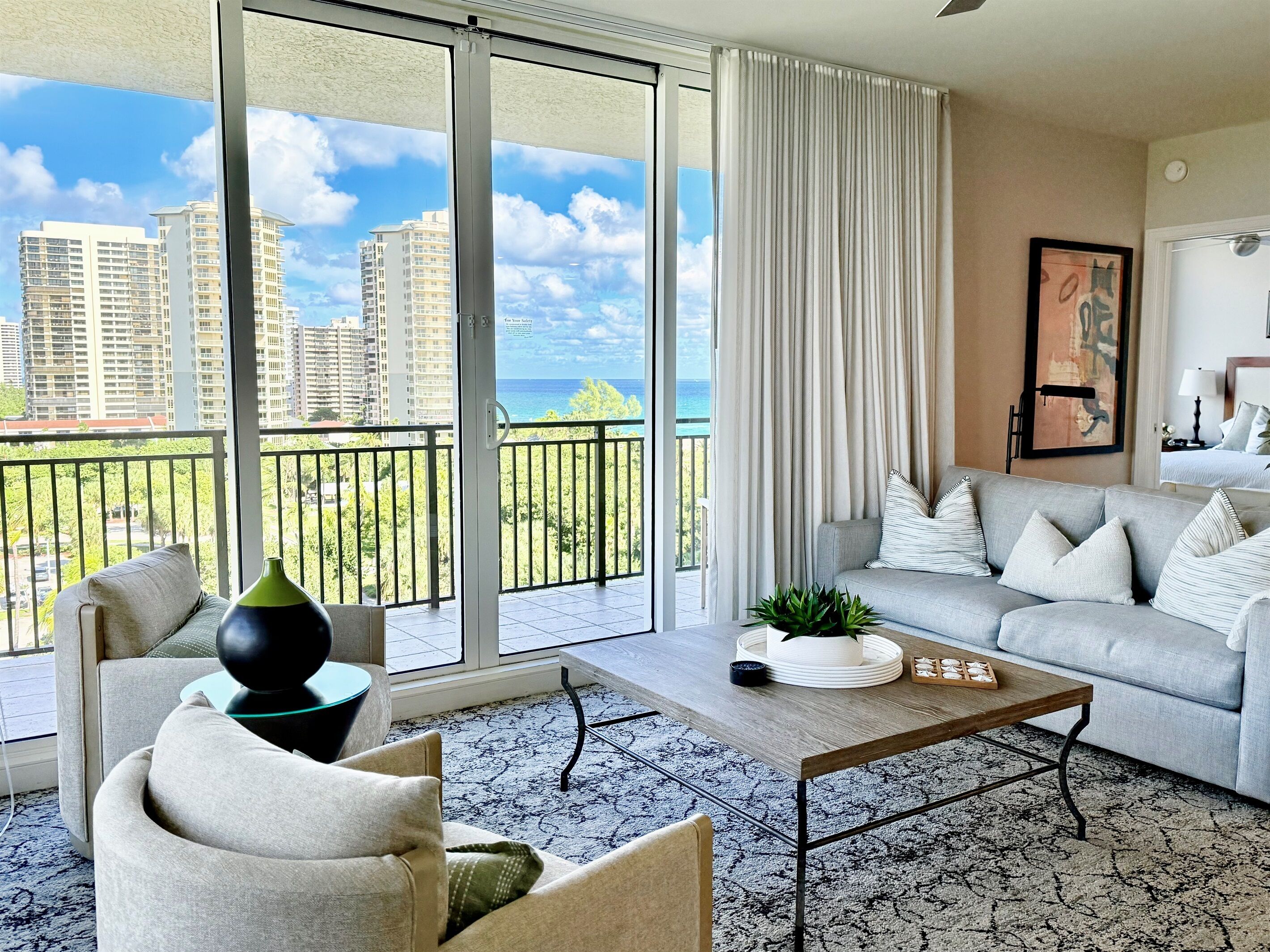 Televisión, futbolito, mesa de ping pong, biblioteca de música