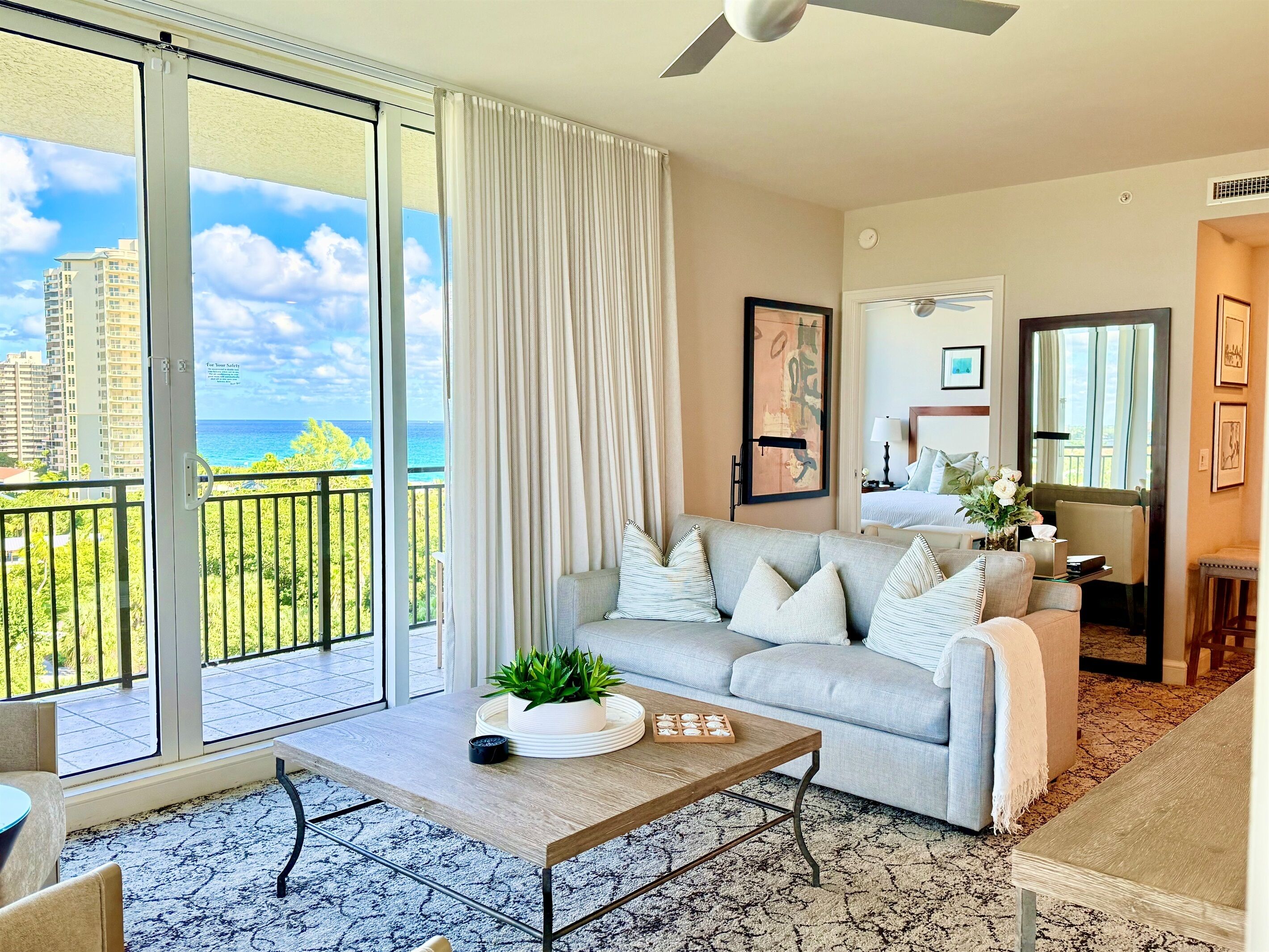 Televisie, tafelvoetbal, een tafeltennistafel en een muziekbibliotheek