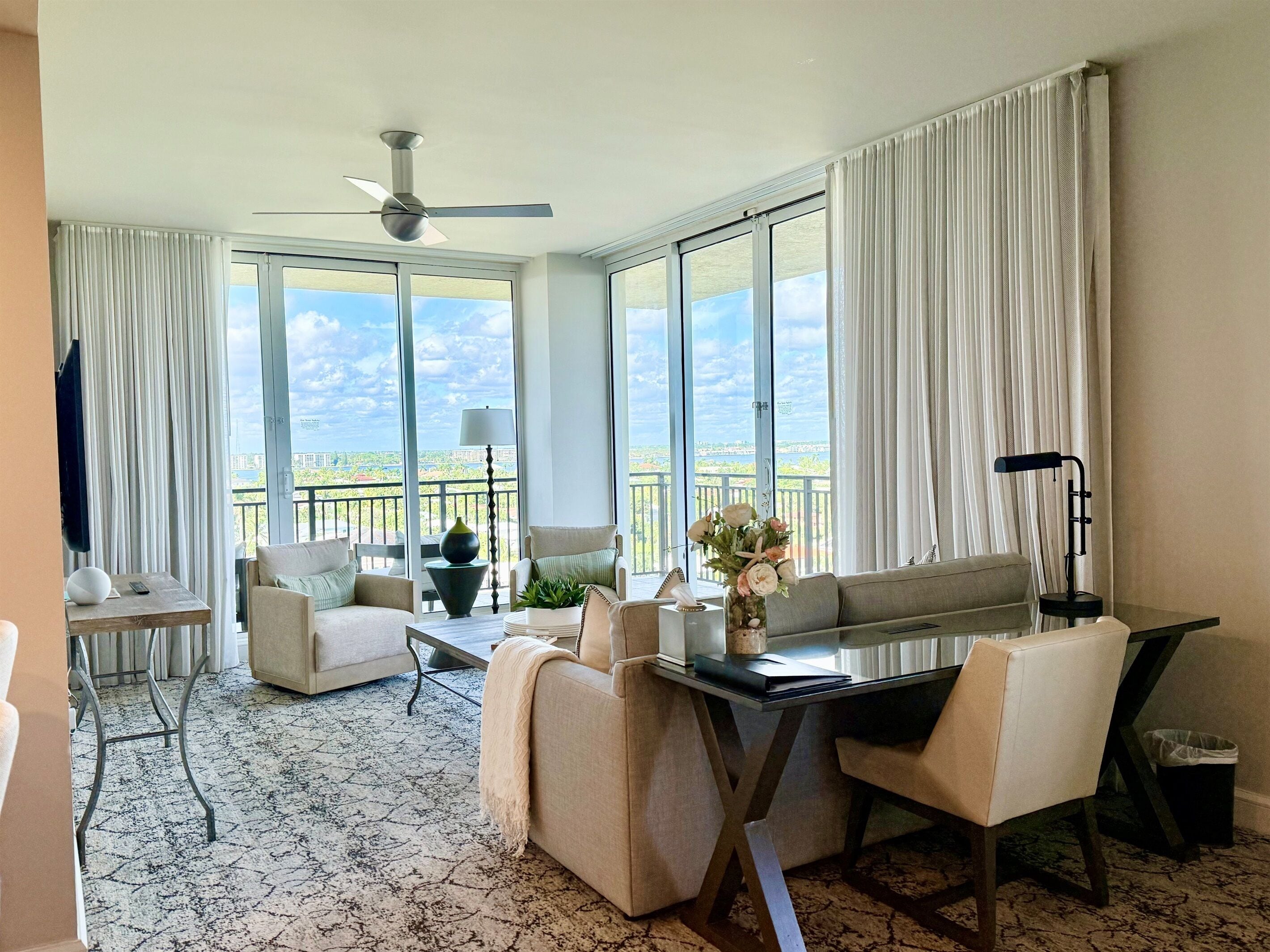 Televisie, tafelvoetbal, een tafeltennistafel en een muziekbibliotheek