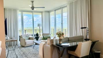 Televisie, tafelvoetbal, een tafeltennistafel en een muziekbibliotheek