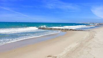 Beach nearby, sun loungers, beach towels