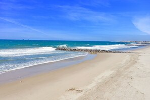 Beach nearby, sun loungers, beach towels