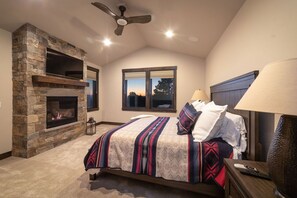 4 bedrooms, iron/ironing board, free WiFi, bed sheets - Exquisite Luxury Home with Panoramic Mountain Views & First-Class Amenities (Powell Butte)