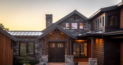 Exquisite Luxury Home with Panoramic Mountain Views & First-Class Amenities