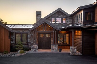 Exquisite Luxury Home with Panoramic Mountain Views & First-Class Amenities