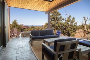 Terrace/patio - Exquisite Luxury Home with Panoramic Mountain Views & First-Class Amenities (Powell Butte)