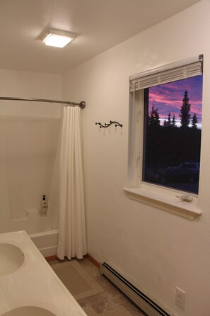 Combined shower/tub, hair dryer, towels, soap - Great views from A Second Home in Denali, vacation rental, close to the Park!
(Healy)
