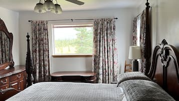 4 slaapkamers, een bureau, een strijkplank/strijkijzer, reisbedje