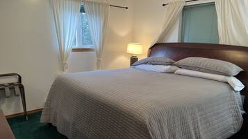 4 室のベッドルーム、デスク、アイロン / アイロン台、旅行用ベビーベッド