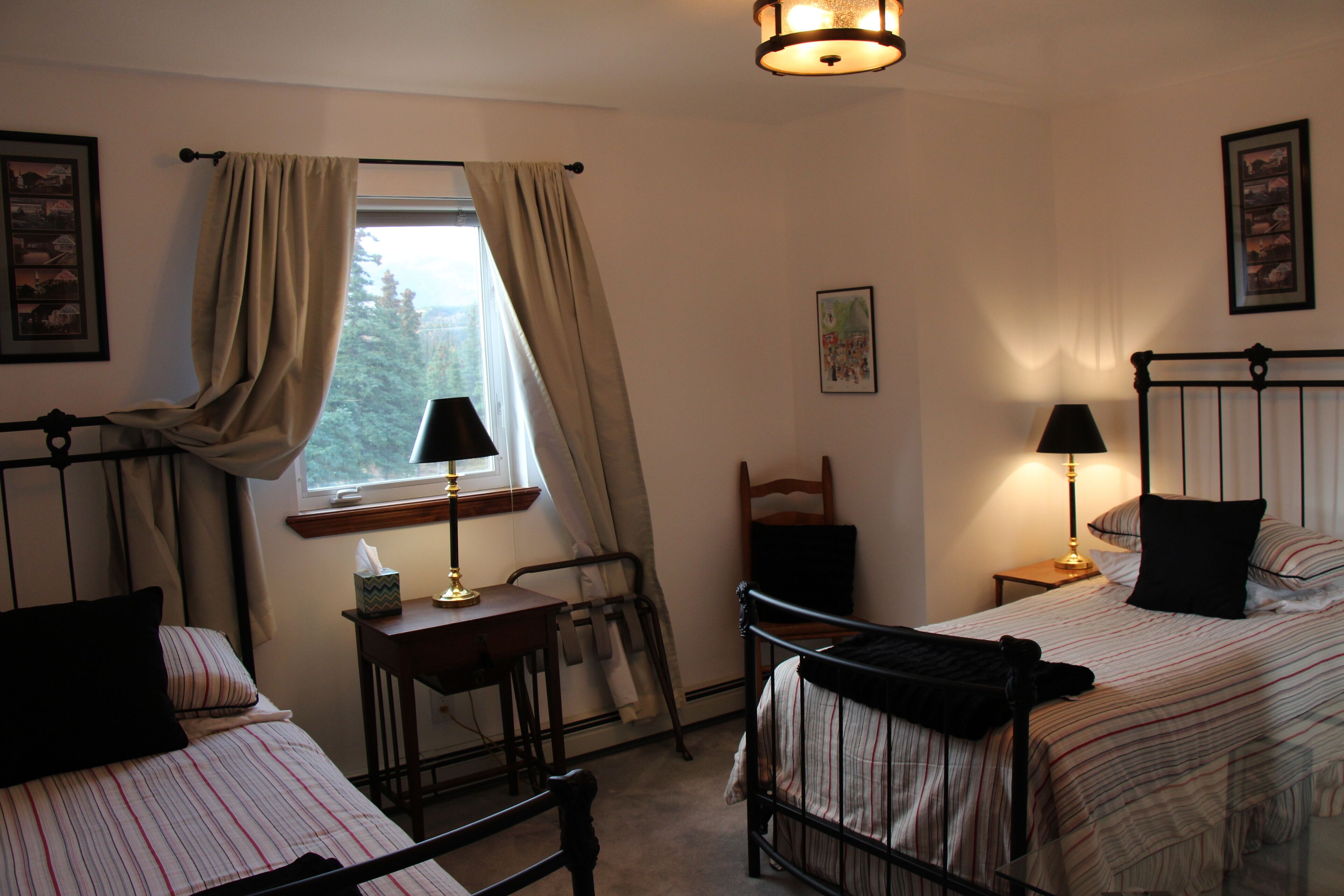 4 chambres, bureau, fer et planche à repasser, lit parapluie