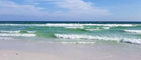 Plage à proximité, chaises longues, serviettes de plage