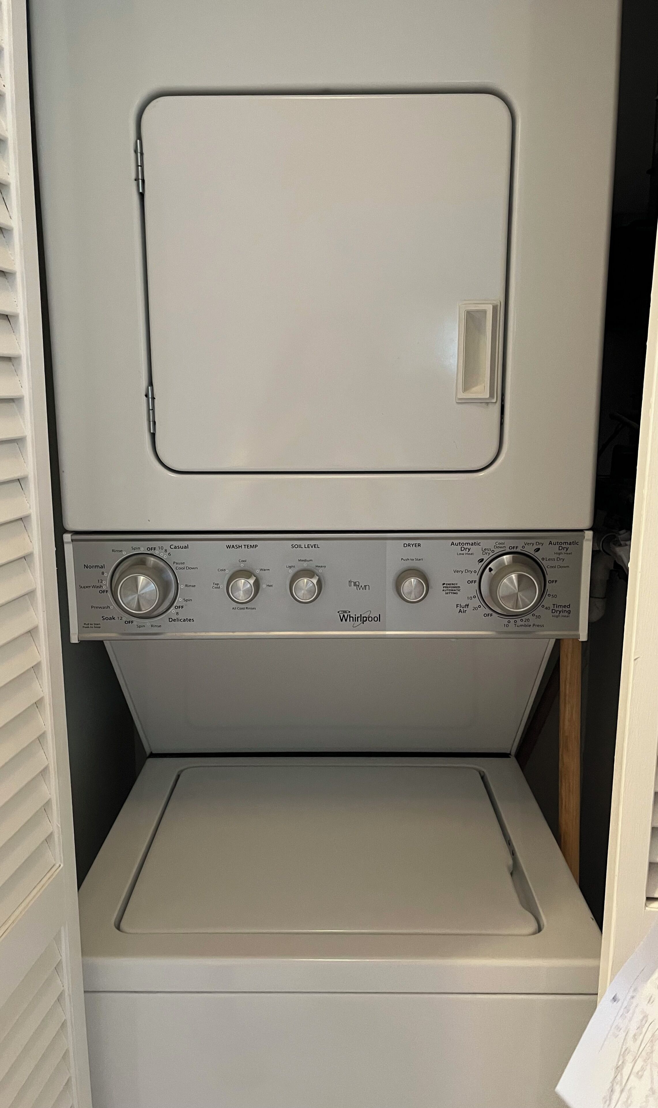 En tvättmaskin från Whirlpool med flera justeringsknappar för tvätttemperatur, smutsighetsgrad och torkinställningar.
