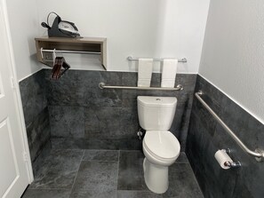 Free toiletries, hair dryer, towels, soap - Palace Inn Crosby (Crosby)