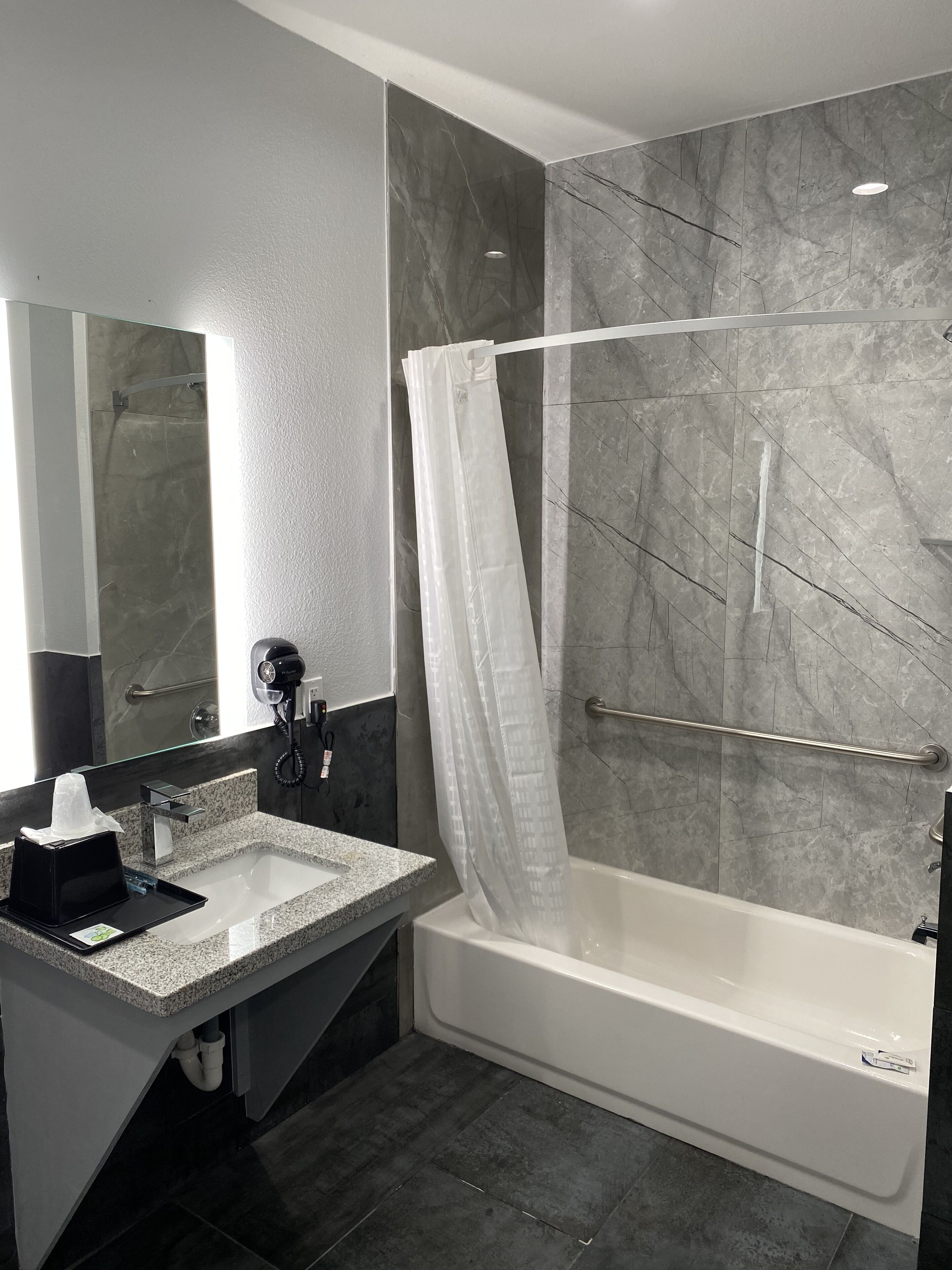 مستلزمات مجانية للعناية الشخصية، مجففات شعر، مناشف، صابون