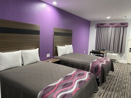 Escritorio, wifi gratis y ropa de cama 