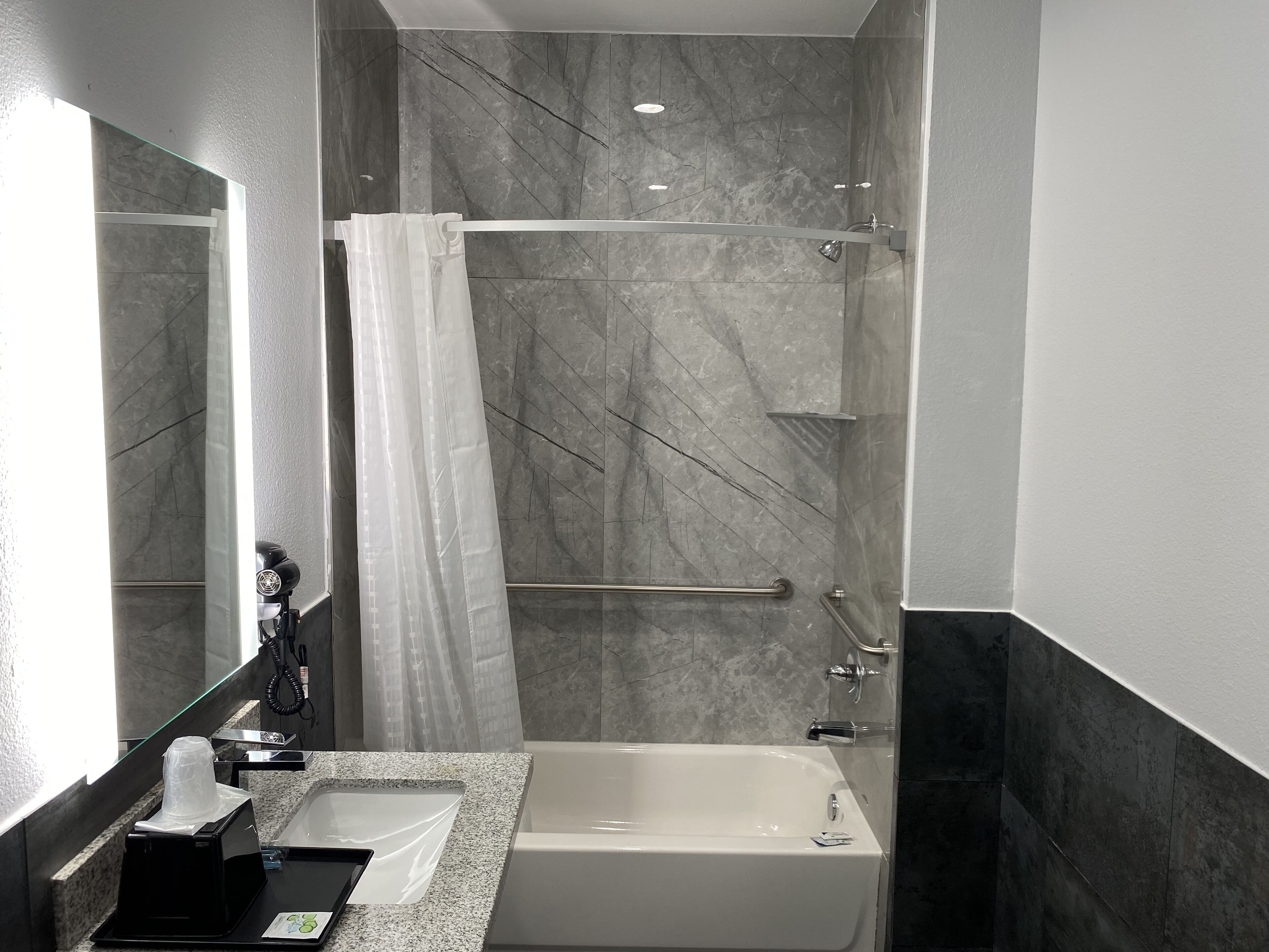 Amenidades de baño gratuitas, secadora de cabello, toallas, jabón 