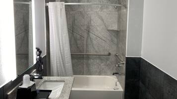 Ilmaiset hygieniatuotteet, hiustenkuivaaja, pyyhkeet, saippua