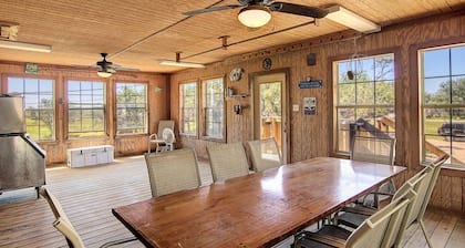 Fantasy Oaks Lodge! 1 mile from the boat ramp! Pet Friendly! 1.36 Acres