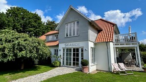 Et toetagers hus med et skilt, der siger "SEASIDE" foran.