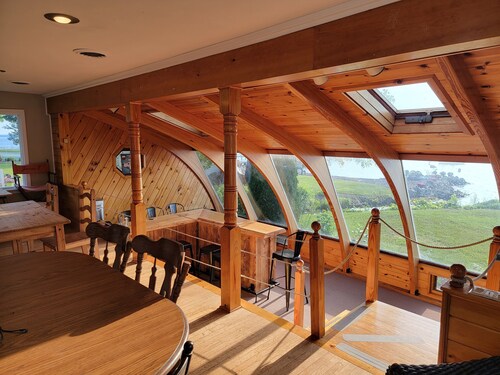 STUNNING WINE COUNTRY LAKE HOUSE, NICEST ON OWASCO LAKE