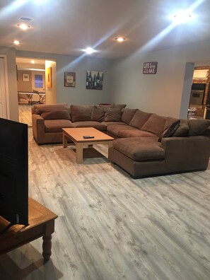 Televisión, chimenea, tenis de mesa y libros 