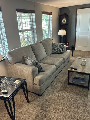 Smart-TV, peis, bøker og printere