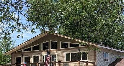 Cozy Lakeside Retreat