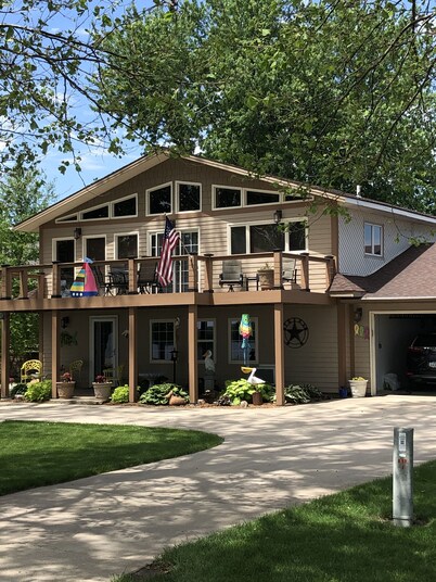 Cozy Lakeside Retreat