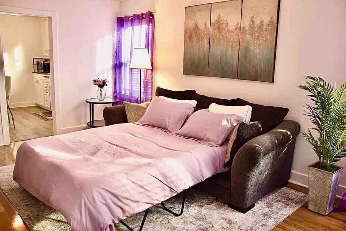 2 habitaciones, escritorio y tabla de planchar con plancha 