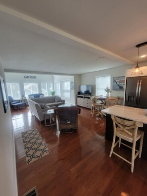 Téléviseur connecté, lecteur de DVD, livres