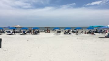 En la playa y toallas de playa