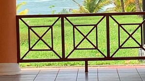 Una habitación con vistas al océano y palmeras.