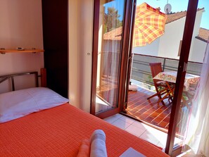 6 bedrooms, WiFi, bed sheets