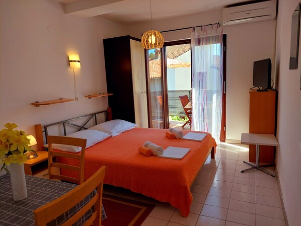 6 bedrooms, WiFi, bed sheets