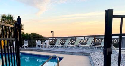 Bright end unit w/screened porch. Gated, 2 pools + pickleball. Beach gear Incl.