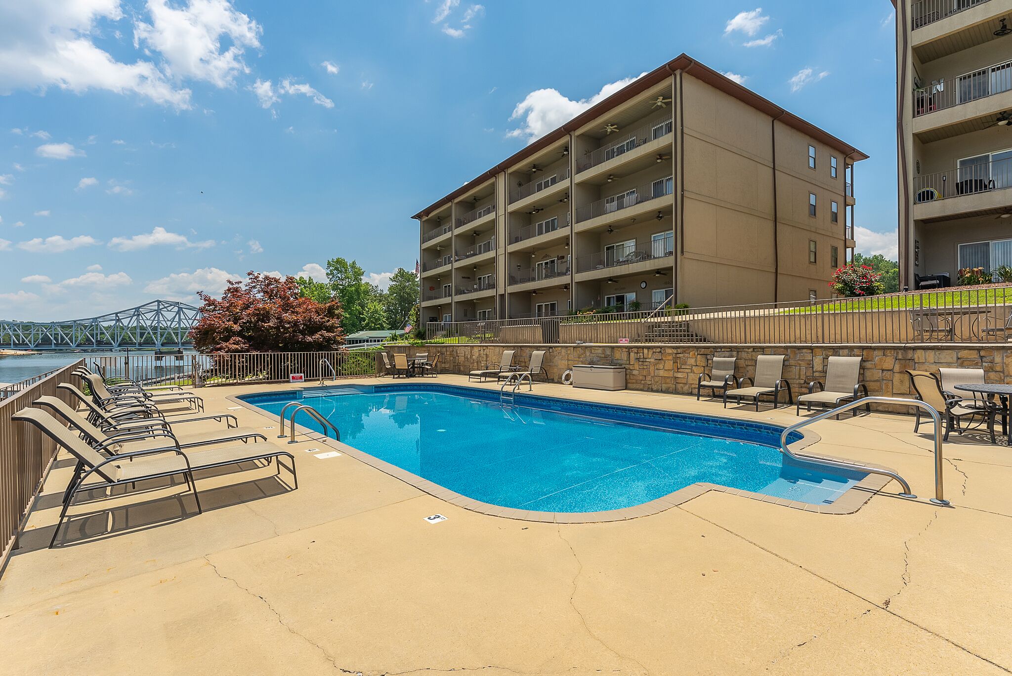 Duncan Bridge 332 - Lots of seating on the balcony for enjoying lake views morning and night!