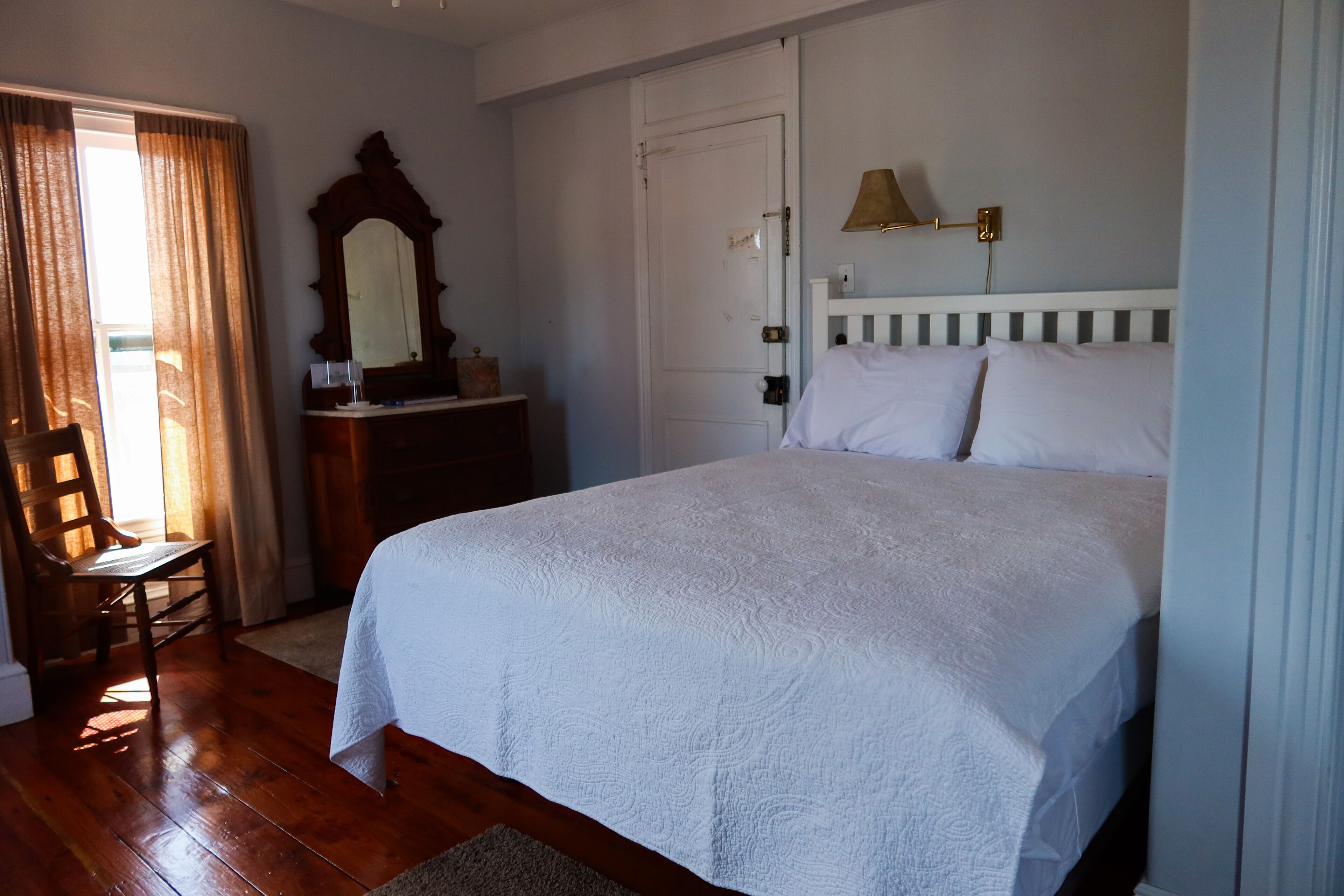 Queen Full Suite | Individually decorated, free WiFi, bed sheets