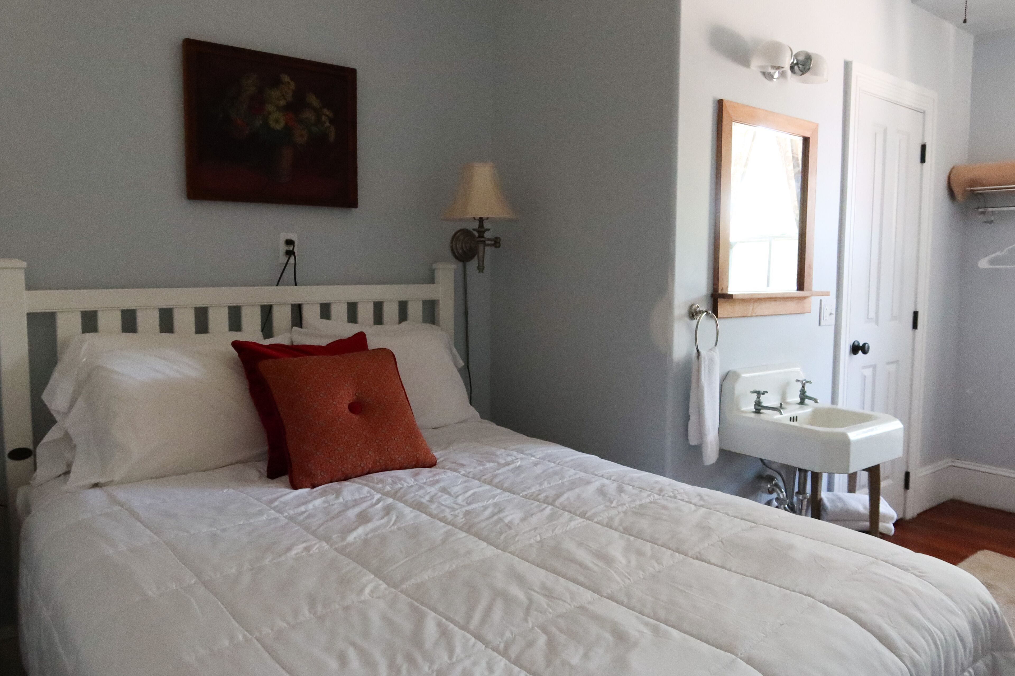 basic room | individually decorated, free wifi, bed sheets