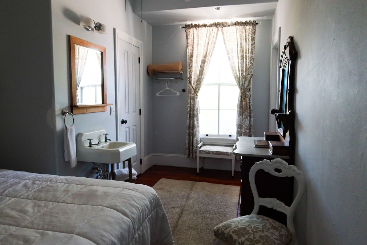 basic room | individually decorated, free wifi, bed sheets