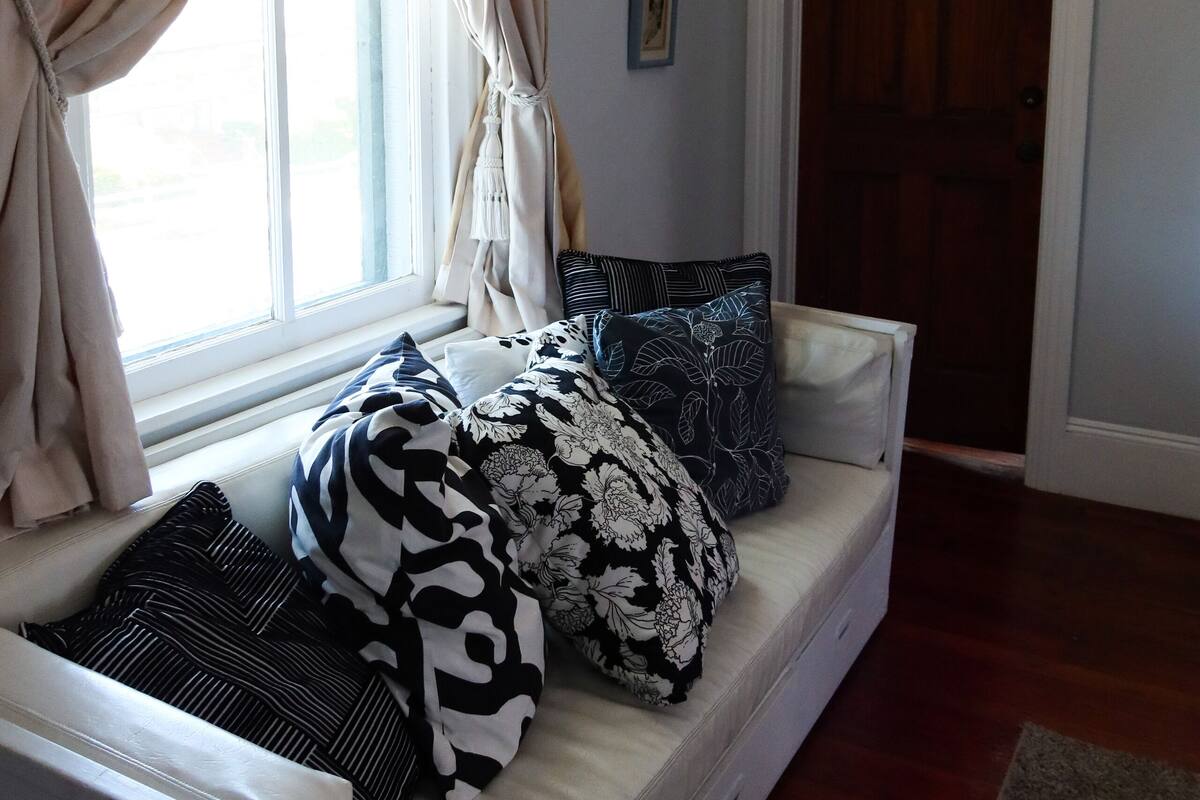 romantic room | individually decorated, free wifi, bed sheets