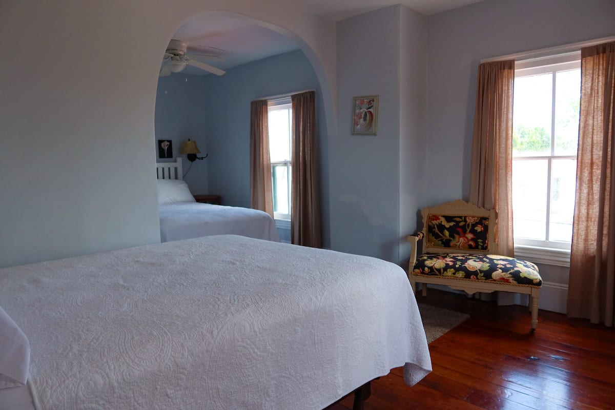 Queen Full Suite | Individually decorated, free WiFi, bed sheets