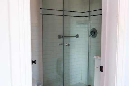 Chambre Deluxe | Salle de bain | Sèche-cheveux, serviettes fournies, savon, shampoing