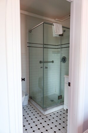 Chambre Deluxe | Salle de bain | Séchoir à cheveux, serviettes fournies, savon, shampooing
