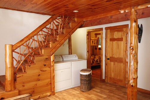 Unique Rustic Ski-Tree House - Game room, Hot tub & Sauna