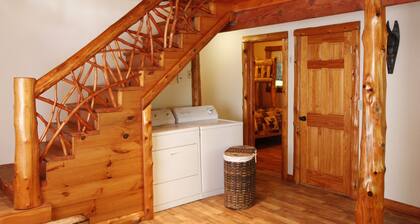 Unique Rustic Ski-Tree House - Game room, Hot tub & Sauna