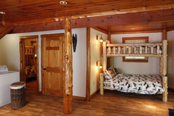 4 bedrooms, desk, free WiFi, bed sheets