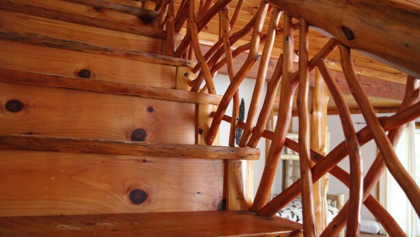 Una escalera de madera de diseño sencillo y robusto.
