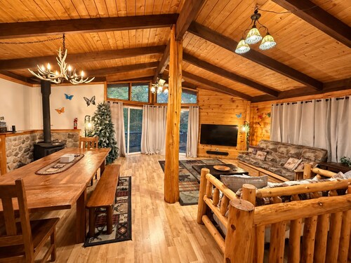 Unique Rustic Ski/Tree House - Game room, Hot tub & Sauna